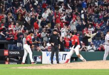 Triple con bases llenas de Chase DeLauter impulsa a Guardians a vencer a Astros