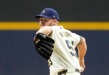 Brewers remontan para vencer 6-2 a Rays y arruinar el regreso de McClanahan