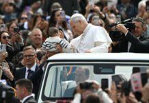 El papa afirma que la Iglesia tiene la misión de denunciar el mal y anunciar la paz
