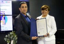 Ana Mercy Otáñez presenta en Nueva York su libro “Una luz que nunca se apaga”