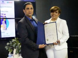 Ana Mercy Otáñez presenta en Nueva York su libro “Una luz que nunca se apaga”