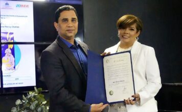 Ana Mercy Otáñez presenta en Nueva York su libro “Una luz que nunca se apaga”