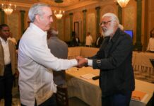 Gobierno dispone mesa permanente con transportistas para mitigar alza de combustibles