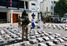 Autoridades interceptan dos narcolanchas con 1,295 paquetes de cocaína y marihuana