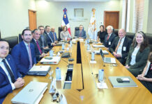 Valdez Albizu recibe delegación del Departamento del Tesoro de EE. UU.