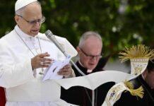 El papa visita un pueblo italiano contaminado y denuncia “oscuros intereses” e impunidad