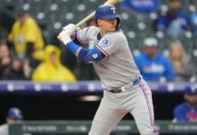 Rangers vencen a Rockies