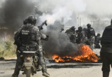 Suben a seis los policías heridos, cuatro por disparos, en desbloqueo de vías en Bolivia