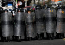 Paz dice que diálogo levanta bloqueos en algunas zonas de Bolivia, pero en otras aumentan