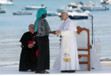El papa denuncia la «indiferencia» hacia los inmigrantes en un simbólico acto en Canarias