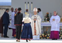 El papa pide a los migrantes que se integren, aprendan la lengua y respeten las leyes
