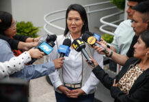 Keiko Fujimori celebra ventaja electoral con simpatizantes mientras el conteo continúa