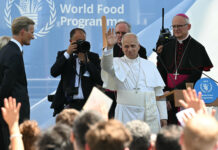El papa advierte a los jóvenes de la adicción al teléfono móvil y pide que pongan límites