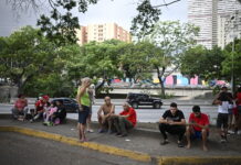 El mundo se vuelca sobre Venezuela con equipos de rescate y ayuda humanitaria