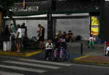 Las calles, el refugio de miles caraqueños tras los terremotos que sacudieron a Venezuela