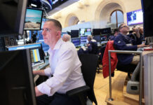Wall Street cierra en verde y el Dow Jones supera por primera vez los 52.000 puntos