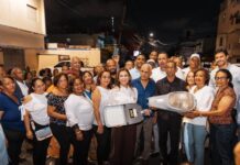 Carolina Mejía ilumina a Villa Francisca y al ensanche La Fe con la instalación de 1,090 luminarias LED