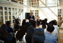 Fernández dialoga con jóvenes en Madrid sobre liderazgo y desafíos globales