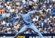 Clement da HR clave y Azulejos vencen a Orioles en juego de bullpen