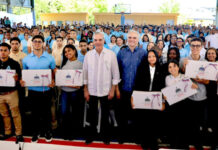 Abinader exhorta a estudiantes a prepararse en inglés, tecnología y valores para alcanzar el éxito