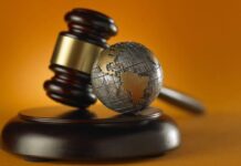 El derecho de imagen en el nuevo Código Penal, su conceptualización, sanciones y críticas David R. Lorenzo El nuevo Código Penal de la República Dominicana contiene el delito de violación al derecho de imagen, que algunos abogados, periodistas, comunicadores y otras personas creen que es una figura nueva, y que supuestamente entra en lo que ellos llaman “ley mordaza”, que limitaría el libre ejercicio de la libertad de expresión. Entiendo que esa es una errónea interpretación, porque ese derecho de imagen actualmente está contenido en el artículo 44 de la Constitución de la República, el artículo 337 de la Ley 24-97 que modifica el Código Penal actual y la Ley 192-19, sobre Protección de la imagen honor e intimidad familiar vinculado a personas fallecidas o accidentadas, que contienen sanciones de prisión y multas. El artículo 44 de la Constitución Dominicana dice: “Toda persona tiene derecho a la intimidad. Se garantiza el respeto y la no injerencia en la vida privada, familiar, el domicilio y la correspondencia del individuo. Se reconoce el derecho al honor, al buen nombre y a la propia imagen. Toda autoridad o particular que los viole está obligado a resarcirlos o repararlos conforme a la ley”. El artículo 337 de la Ley 24-97 establece que: “se castiga con prisión de seis meses a un año y multa de veinticinco mil a cincuenta mil pesos el hecho de atentar voluntariamente contra la intimidad de la vida privada, el o las personas que por medio de cualquiera de 1os procedimientos siguientes: 1.- Capten, graben o transmitan, sin el consentimiento de su autor, palabras pronunciadas de manera privada o confidencial. 2.- Capten, graben o transmitan, sin su consentimiento, la imagen de una persona que se encuentra en un lugar privado. Cuando 1os actos mencionados en el presente artículo han sido realizados con el conocimiento de 1os interesados, sin que se hayan opuesto a ello, su consentimiento se presume”. Por igual, el objeto de la Ley 192-19 es: “1) la protección integral a la imagen, honor e intimidad familiar vinculados a personas fallecidas, para que estas sean protegidas frente a intromisiones ilegítimas, de acuerdo a lo establecido en la presente ley, y 2) Establecer los mecanismos de protección del derecho a la intimidad y la propia imagen de las personas accidentadas”. En tanto, el nuevo código penal lo que hace es castigar con mayor rigidez el delito de violación al derecho de imagen con penas desde los seis meses de prisión, y la aumenta hasta diez años en cinco circunstancias agravadas en la que la infracción pueda ser castigable. Lo que pudiera ser preocupante para algunos es ese aumento de las multas y las penas de prisión que contiene el nuevo Código. El artículo 192 del nuevo Código Penal establece que “quien publique o difunda por cualquier medio, audios, imágenes, o videos de otra persona sin su consentimiento, será sancionado con seis meses a un año de prisión menor y multa de uno a dos salarios mínimo del sector público”. En el párrafo dos las penas aumentan de cinco a diez años de prisión y multa de diez a veinte salarios mínimos del sector público, si concurriere cualquier de las siguientes circunstancias: a) Si el contenido o difusión tiene carácter íntimo, sexual o compromete la dignidad de la persona; b) si se realiza con la intención de chantaje, extorsión, venganza o descrédito público; c) si la víctima es menor de edad, adulto mayor, mujer embarazada o persona con discapacidad; d) si la difusión de audios, imágenes o videos sin consentimiento fue realizada por una persona con autoridad o relación de poder respecto de la víctima; y e) si la publicación se realizó a través de redes sociales, páginas web o plataformas digitales con acceso masivo”. CONCEPTO DEL DERECHO DE IMAGEN El derecho de imagen debe ser protegido porque es la facultad que tiene cada persona de permitir o prohibir la utilización y explotación de sus rasgos físicos y psicológicas, como la voz o alguna frase que la distingan de las demás y que la pudieran identificar. Entra dentro del derecho de personalidad y surge del hecho que el ser humano está en el mundo de forma corpórea o física, lo que produce que sea una de las fuentes de datos, susceptibles de ser captados. Es también un derecho constitucional que tiene dos dimensiones: 1). Es moral, porque tiene como característica ser irrenunciable e inalienable, y 2). – Es patrimonial porque es la facultad que tiene cada persona de reproducir su propia imagen y comercializarla. El derecho de imagen incluye a) la figura; b) retratos, c) Caricaturas: d) escultura; e) voz, y d) frases distintivas, que no pueden ser violadas sin que se imponga una sanción. 3.- AMPLITUD DEL DERECHO DE IMAGEN Como la imagen es un derecho constitucional y entra dentro del derecho de personalidad, cada persona tiene los siguientes derechos: a) La autonomía de otorgar y revocar el consentimiento para la grabación y difusión de su imagen; b) la posibilidad de autorizar o no el uso de su información personal; c) bloquear, oponerse, ratificar o ser indiferente frente al uso de su imagen; d) controlar la captación y difusión; e) explotar de los rasgos físicos que hacen reconocibles a su persona como sujeto individualizado; f) difundir su propia imagen e impedir su divulgación por parte de tercero; g) impedir la captación de su imagen, cuando se utilicen mecanismos ocultos; h) impedir que terceros violenten su vida privada y familiar; y, i) oponerse a que se envíen imágenes o grabaciones audiovisuales suya que se hubieran obtenido con su anuencia en un domicilio o en cualquier otro lugar fuera del alcance de la mirada de terceros. EXCEPCIONES A LA EXIGENCIA DEL CONSENTIMIENTO Pese a todo eso, hay casos en los que se puede grabar y difundir la imagen de una persona sin su consentimiento, de acuerdo a leyes y las jurisprudencias, algunos de los cuales son: a) que la persona participe en actos públicos; b) cuando la imagen de las personas sea accesoria respecto del hecho relevante del que se pretende informar; c) que exista un interés científico, cultural, histórico o educacional prioritario, y se tomen las precauciones suficientes para evitar un daño innecesario; d) que se trate del ejercicio regular del derecho de informar sobre acontecimientos de interés general; y, e) cuando se trate de personas que ejerzan un cargo público o una profesión u oficio de notoriedad o proyección pública. Por todo lo dicho, creo que el nuevo Código Penal de la República Dominicana, que entrará en vigencia el próximo 3 de agosto del 2026, no se excede en sus conceptualizaciones sobre el derecho de imagen, ni limite la libertad de expresión, sino que protege un derecho de la personalidad que tiene un carácter constitucional, que es el derecho de imagen, aunque sí pudiera extralimitarse en el aspecto de las condenas. Post data: El autor es periodista y abogado y director del periódico digital “libertaddeexpresion.net”