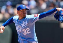 Brazo de Kolek, bate de Witt Jr. lideran la victoria de Reales sobre Astros