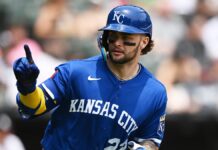 Histórica racha más hits oportunos de Jensen elevan a Reales en Chicago