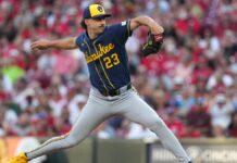 Sproat, Bauers y Vaughn impulsan a Brewers a blanquear 2-0 a Reds
