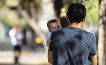Disfrutar de una baja paternidad remunerada reduce el riesgo de depresión y ansiedad