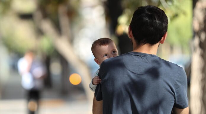 Disfrutar de una baja paternidad remunerada reduce el riesgo de depresión y ansiedad