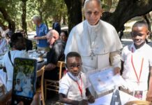 El papa almuerza con pobres y migrantes durante sus vacaciones en Castel Gandolfo