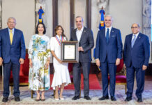 Presidente Abinader entrega Medalla al Mérito Magisterial 2026