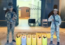 Soldados del Ejército ocupan 240 litros de clerén durante operativo en Playa Punta Luna, Montecristi