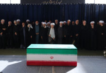 Los iraníes rezan por Jamenei pero en ausencia de su hijo y sucesor Mojtaba