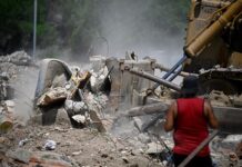 La Guaira, los intentos de recuperar cuerpos entre excavadoras y largas filas de comida