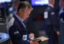 Wall Street cierra mixto tras repunte del petróleo por el fin del alto el fuego con Irán