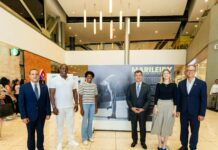 Marileidy Paulino recorre exposición fotográfica que rinde homenaje a su trayectoria