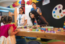 Pinceles, pinturas, papel y trazos creativos en el campamento de verano “Nosotros Divertidos” de la Procuraduría General