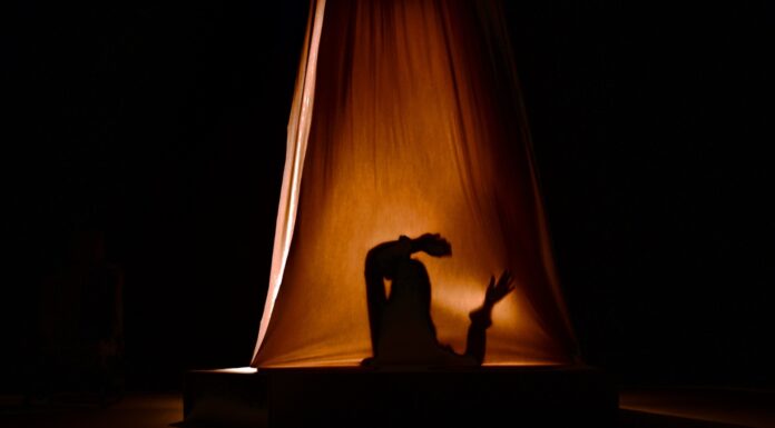 “Silencio en Pausa” regresa a la Sala Ravelo con una propuesta teatral que invita a reflexionar sobre la fragilidad emocional