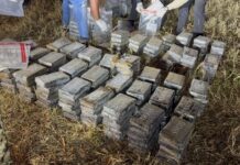 DNCD arresta tres hombres e incauta 237 paquetes de presunta cocaína durante persecución en Santo Domingo