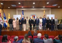 Juristas debaten el rol del Tribunal Constitucional en la protección de la Constitución económica El Tribunal Constitucional (TC) realizó la sexta edición de la Cátedra Dr. Manuel Bergés Chupani: Integridad Judicial con un panel en el que expertos analizaron el papel del órgano como garante de la Constitución económica y su incidencia en el fortalecimiento del Estado de derecho. Al pronunciar las palabras centrales del acto, dedicado a la memoria del jurista y profesor Juan Manuel Guerrero de Jesús, el magistrado Napoleón R. Estévez Lavandier, presidente del TC, afirmó que esta alta corte cuenta con una sólida línea jurisprudencial en la materia que «ha contribuido a definir el alcance de los principios que integran el régimen económico constitucional». El juez presidente precisó que el tema de esta cátedra es de gran relevancia. «Nuestra Constitución no solo organiza el Estado y los derechos fundamentales, sino que también establece los principios que orientan la actividad económica del Estado», añadió. Explicó, además, que el modelo constitucional dominicano concibe la economía como un instrumento al servicio de las personas, armonizando la iniciativa privada con el interés general. Sobre el homenajeado, el magistrado Estévez Lavandier precisó que el maestro Juan Manuel Guerrero dejó una huella perdurable en varias generaciones de profesionales del derecho y realizó valiosos aportes a la doctrina constitucional. Señaló que su vida constituyó un ejemplo de excelencia académica, rectitud y compromiso con la justicia. De su lado, el director de la Escuela de Derecho de la Pontificia Universidad Católica Madre y Maestra (PUCMM), campus Santo Domingo, Héctor Alies, pronunció las palabras de bienvenida, destacando que el tema de esta cátedra se conecta con dos dimensiones de la misión de esta alta casa de estudios: la reflexión académica rigurosa y el fortalecimiento de las instituciones democráticas. Por otra parte, al recibir un reconocimiento in memoriam al Dr. Juan Manuel Guerrero de Jesús, la señora Johanna Galvá Polanco Vda. Guerrero agradeció al TC por dedicar esta cátedra en honor a su esposo, resaltando sus cualidades y los aportes que realizó a la comunidad académica y jurídica. Durante el panel «El Tribunal Constitucional como guardián de la Constitución económica», los expositores debatieron sobre el conjunto de normas y reglas con las que la carta magna organiza y regula la vida económica del Estado, así como las sentencias que ha dictado este alto tribunal en esta materia y labor que ha realizado para garantizar los derechos fundamentales. Los expositores fueron el magistrado Amaury A. Reyes Torres, juez del TC; el Dr. Eduardo Jorge Prats, jurista y catedrático; la Licda. Mónika Infante, abogada y ejecutiva de Manzanillo Gas & Power, y el Dr. Luis Miguel Pereyra, jurista y catedrático. El panel tuvo como moderadora a la Licda. Anyarlene Bergés, abogada y ejecutiva de INICIA. La actividad contó con la presencia de jueces, abogados, maestros, autoridades gubernamentales, representantes de la sociedad civil, familiares del homenajeado, estudiantes y servidores del sistema de justicia reunidos en el auditorio. Con la Cátedra Dr. Manuel Bergés Chupani: Integridad Judicial, esta alta corte busca fortalecer la institucionalidad democrática mediante la promoción de los principios, normas y valores éticos que deben regir el ejercicio de la función pública y la administración de justicia. A través del análisis y la reflexión, impulsa una cultura de integridad como fundamento esencial para el fortalecimiento del Estado de derecho.