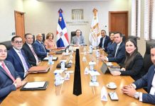 Valdez Albizu recibe la visita de la nueva directiva de ADOFINTECH