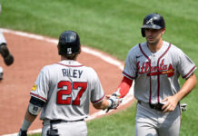 Bravos aseguran serie en Baltimore con Olson, Riley dando la cara en extras