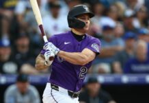 Mickey Moniak se queda a un sencillo de completar el ciclo en triunfo de Rockies
