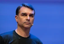 La candidatura de Flávio Bolsonaro, bajo fuego amigo y judicial