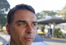 Flávio Bolsonaro cuestiona las urnas electrónicas de Brasil en un evento con diplomáticos