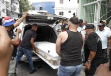 Familiares y amigos despiden a joven fallecido tras incidente con agente policial en Guajimía
