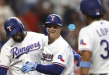 Joc Pederson pega los 2 primeros de 4 jonrones de Rangers en triunfo ante Mariners