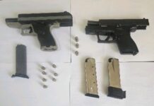 Policía ocupa dos armas y retiene motocicletas durante operativo en Moca; busca a presunto implicado en robo