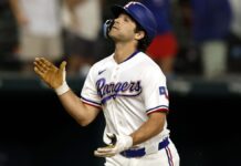 Nathan Eovaldi lanza cinco innings sin hit y vence a Framber Valdez en duelo de pitcheo